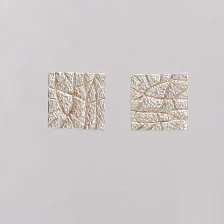 Örhängen med arbetad yta, ca Ø9,5mm. 925/1000 silver Vikt: 1,7 g