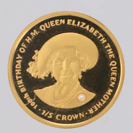 Minnesmynt Crown - Elizabeth II, Isle of man 2000, 100th Birthday Of H.M Queen Elizabeth The Queen Mother, med infattad pärla, 22mm, plastetui, 24K Vikt: 6,3 g