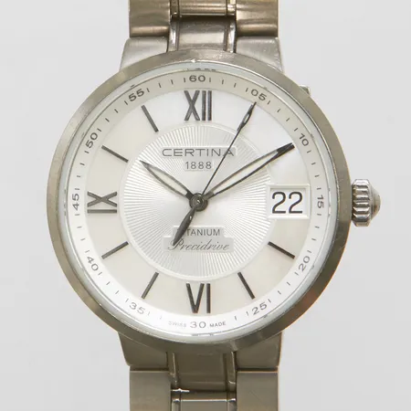 Damur Certina Titanium Precidrive, datum, Ø31,5mm, refnr: C031210A, serienr: 202U571XS, pärlemorurtavla, slitage, batteribyte behövs, titanlänk, inga tillbehör