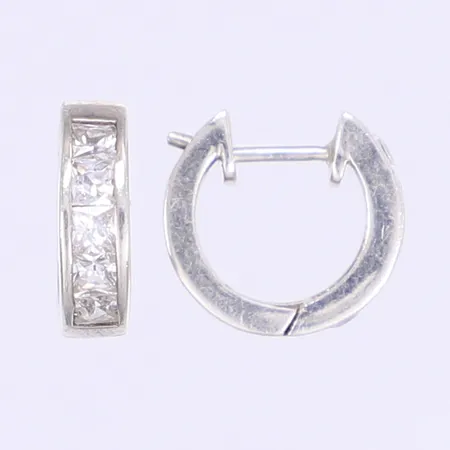 Ett par örhängen med vita stenar Ø9mm bredd 4mm 925/1000 silver  Vikt: 3,6 g