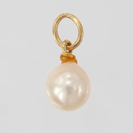 Hänge med odlade pärla Ø6,3mm längd inkl ögla ca 13mm, limrester 18K Vikt: 0,5 g