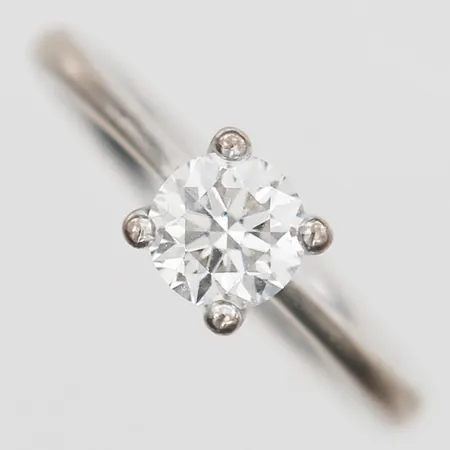 Ring med diamant 1 x 0,82ct W(H)/VS2 enligt GIA-certifikat, lasergraverad rondist serie-nr 6221701138, stl 16½, bredd 1,5-6mm, ROCA Barcelona, cert, box, etui, Platina 950/1000 Vikt: 5,1 g