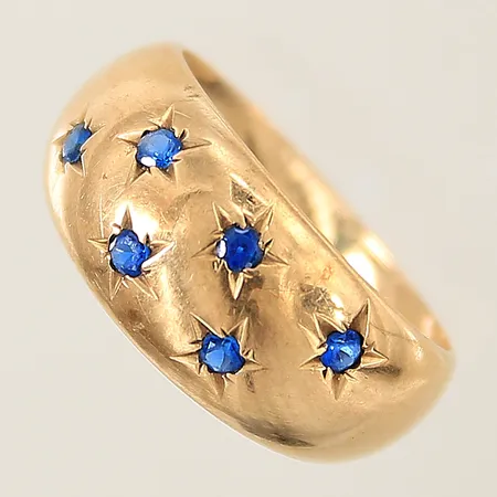 Ring med blå stenar stl:18 bredd:5-10mm svensk importstämpel 18K  Vikt: 4,2 g