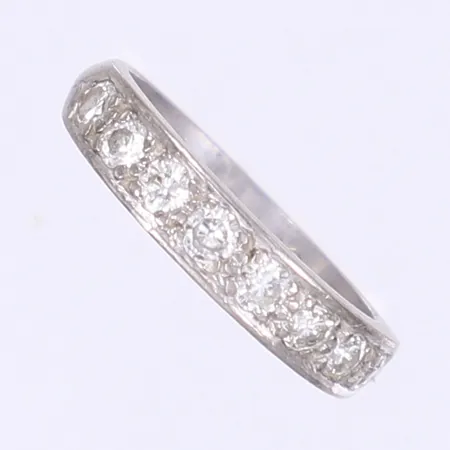 Ring med diamanter totalt 8xca 0,03ct stl:15½ bredd 3-4mm vitguld 18K  Vikt: 3,4 g
