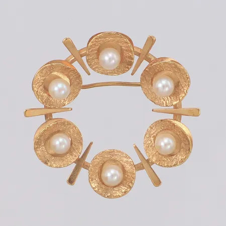 Brosch med odlade pärlor, bredd 31mm, Saarela Arvo Enköping 1969, 18K Vikt: 6 g