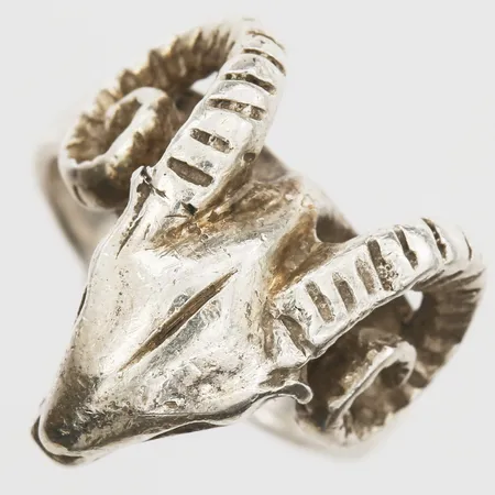 Ring stl: 17½, bredd 4mm, 925/1000 Silver.  Vikt: 11,9 g