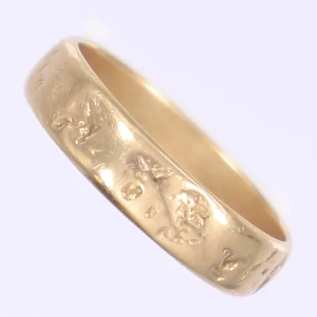 Ring stl:17¾ bredd 5mm tillv. Alton gravyr 18K Vikt: 4 g