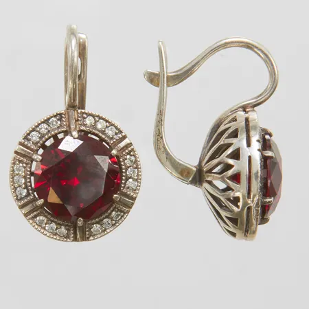 Örhängen med röda stenar, glas, längd 25mm, 925/1000 silver Vikt: 8,8g Vikt: 8,8 g
