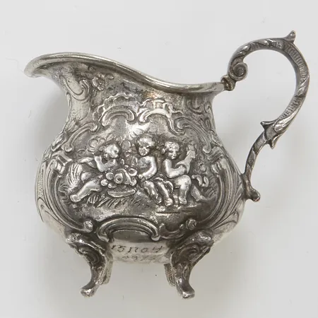 Gräddkanna höjd ca 6,1cm, bredd 6,8cm, importstämpel, tyska stämplar, ristad gravyr, 830/1000 silver Vikt: 81,0g Vikt: 81 g