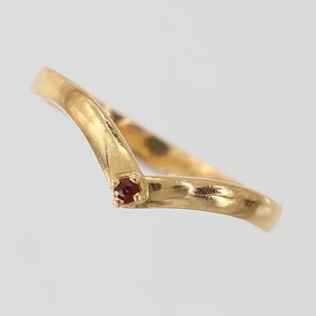 Ring med röd sten troligen rubin Alton stl 17½ bredd ca 2-3mm, år 1970 18K Vikt: 1,5 g