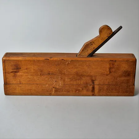 3 st Listhyvlar, trä med kilar och intakta metall skär, smärre skador, längd 24-27,5cm. Skickas med postpaket.
