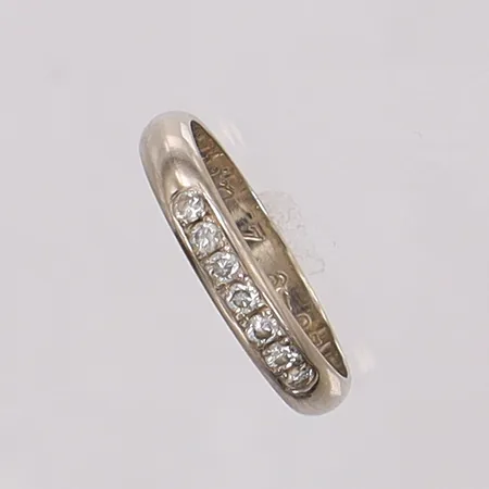 Ring med 8/8-slipade diamanter 7xca0,02ct, vitguld, stl:16½, bredd 3,2mm, gravyr. 18K Vikt: 2,3 g