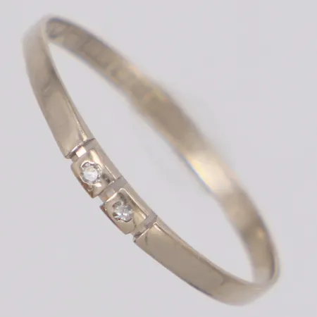 Ring med diamanter 2x ca 0,005ct stl:18, bredd 1,8mm, skev, vitguld, 18K Vikt: 0,8 g