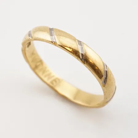 Ring, stl 20(63), bredd 3,5mm, 18k, gravyr Vikt: 4,6 g