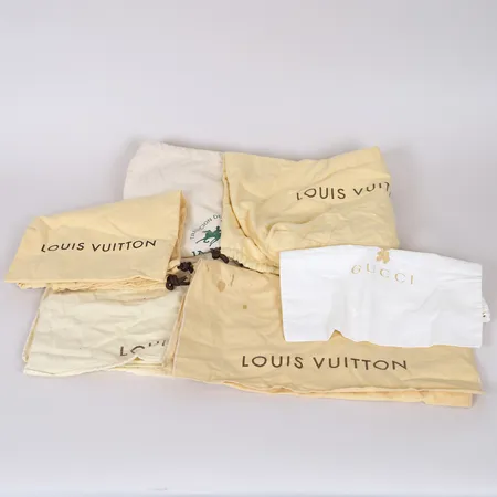 Fem dustbags, tyg, varierande märken bl.a. Louis Vuitton, varierande storlekar, fläckar.
