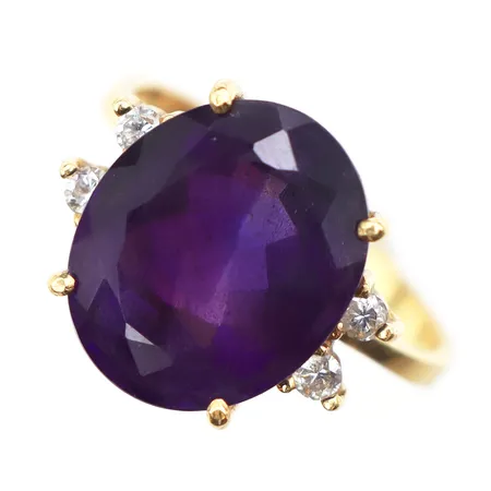 Ring med lila syntetisk spinell och diamanter ca 4x0,03ct, stl 16¾mm, bredd 2-13,8mm, 18k Vikt: 4,3 g