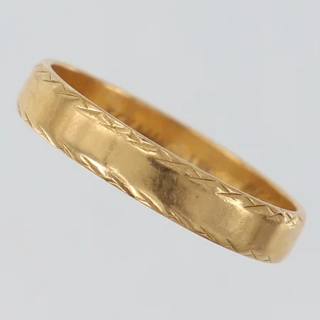 Ring med dekor stl 19½ bredd ca 4mm gravyr repig 18K Vikt: 3,6 g