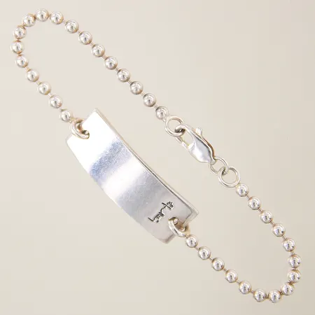 Armband Kullänk Efva Attling med integrerad platta längd 18cm bredd 3-11,5mm, gravyr, silver 925/1000 Vikt: 9,6 g