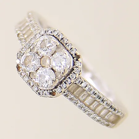 Ring med diamanter 4 x ca 0,07ct, 1 x ca 0,02ct, 22 x ca 0,01ct, ca 71 x 0,005ct, baguette samt briljantslipade, fem diamanter saknas, LMJ, stl:16¾ bredd:2-8mm vitguld, i behov av omrodiering, 18K Vikt: 3,7 g