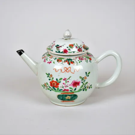 Tekanna, porslin, Kina, Famille rose, Qianlong, 1700-tal, höjd 14cm, nagg och lagningar. Skickas med postpaket.