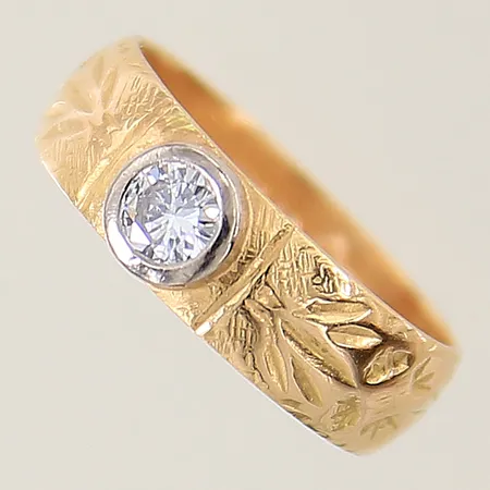 Ring med mönstrad dekor samt diamant ca 0,18ct stl:15¼ bredd 5mm, gravyr 18K Vikt: 3,5 g