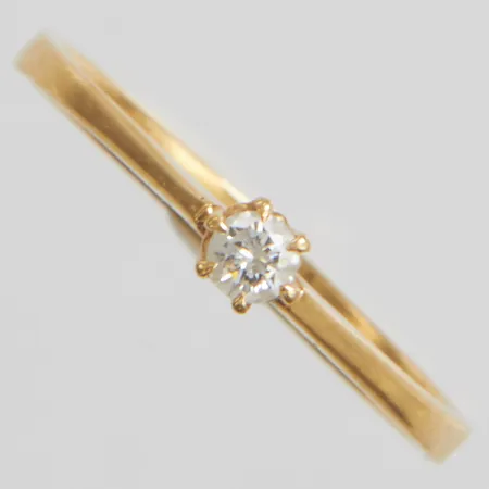 Ring med diamant, stl:16½, 1 x 0,06ct enligt gravyr, bredd 2-3mm, importstämpel, 18K Vikt: 1,6g Vikt: 1,6 g