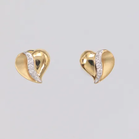 Ett par örhängen med diamanter 6 x ca 0,01ct, längd 10mm, bredd 10mm, delvis matterade, 18K Vikt: 2,6 g