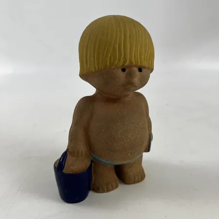 Figurin, Lisa Larsson för Gustavsberg, Väst ur serien All världens barn, stengods, delvis glaserad, höjd ca 13cm.