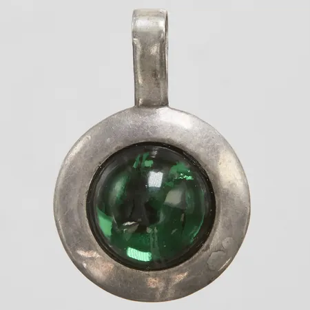 Hänge med grön sten, glas, längd 32mm, 925/1000 silver Vikt: 5,0g Vikt: 5 g