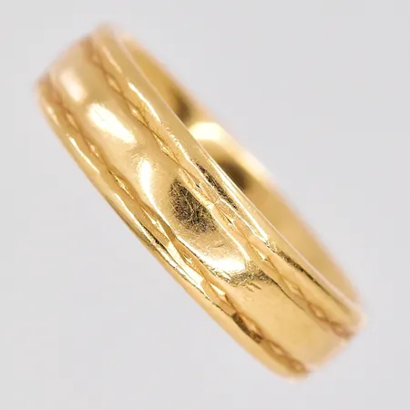 Ring stl:16½ bredd 5mm graverad 18K Vikt: 5,2 g