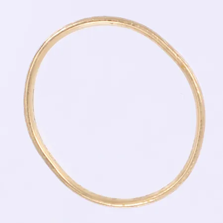 Ring slät stl: 17½ bredd 3mm ojämn i formen, gravyr, 18K Vikt: 2,9 g