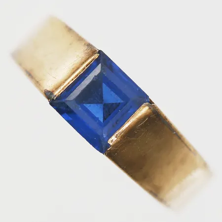 Ring med blå glassten, stl 16, Joh. Petterssons Eftr Juvelerar AB, Stockholm 1958, åldersbetingat bruksslitage, 18K Vikt: 1,9 g