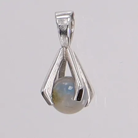 Hänge med sten, längd 16,5mm bredd 6,7mm. 835/1000 silver Vikt: 1,1 g