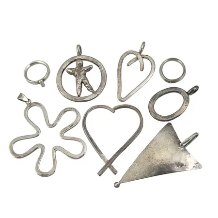 Silversmycken 925/1000 merparten hängen, flertalet med tillverkarstämpel BF Åhus, största hänget längd inkl. ögla 67 mm, bredd 57 mm Vikt: 77,5 g