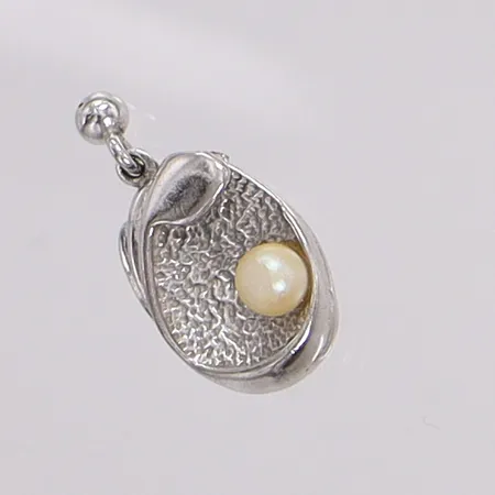 Pärllås med imiterad pärla, längd 14,1mm bredd 10mm, saknar insticksdel, skadad imitationspärla. 835/1000 silver Vikt: 2,3 g