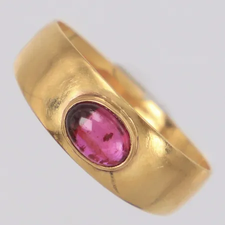 Ring med röd sten stl:16¾, bredd 6,3mm, Alton Falköping 1993, 18K Vikt: 1,5 g