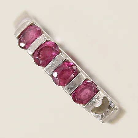 Ring med rosa stenar stl:18½ bredd 2,1-3,8mm, 1 sten saknas, silver 925/1000 Vikt: 3 g