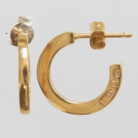 Örhängen Efva Attling "Little Hoops", creoler, stift, Ø15mm, bredd 2mm, omaka snurrebussar varav en i silver, Nypris 19 500kr, 18K Brv: 4,2g Vikt: 4,2 g