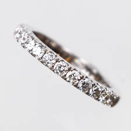 Halvalliansring, 11st diamanter totalt 0,61ct, vitguld, stl:16¾, 18K. Vikt: 4,8 g