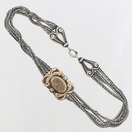 Armband med integrerad berlock i guld, längd 26cm, bredd 10-17mm, ställvis skev kedja, silver 830/1000  Vikt: 24 g