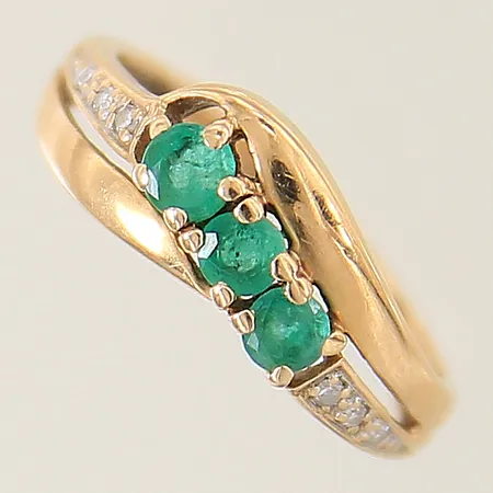 Ring med smaragder samt 8/8-slipade diamanter 6 x ca 0,005ct Guldfynd stl:15½ bredd 1,7-6,6mm, skev 18K Vikt: 1,8 g