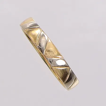 Ring tvåfärgad stl:17¼ bredd 3,7nn, gravyr. 18K Vikt: 2,9 g