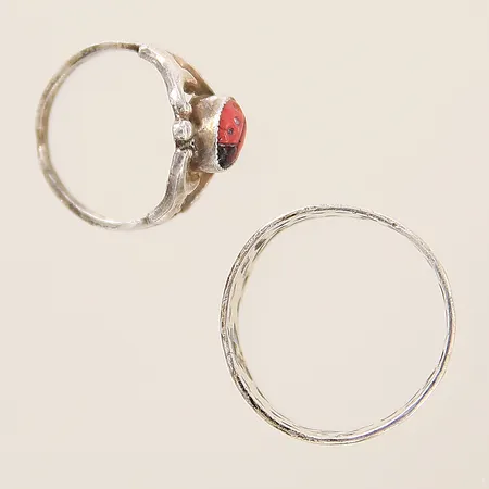 Ringar två stycken med dekor/emalj skeva ojämnheter silver 835/1000 Vikt: 2,6 g