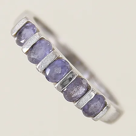 Ring med lila stenar stl:18½ bredd 2,1-3,8mm silver 925/1000 Vikt: 3 g