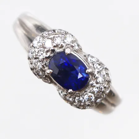Ring med safir 1,03ct enligt gravyr samt 30st diamanter totalt 0,47ct enligt gravyr, Stl:16¾, bredd: 2-7,9mm, Platina 900, 6,5g.
