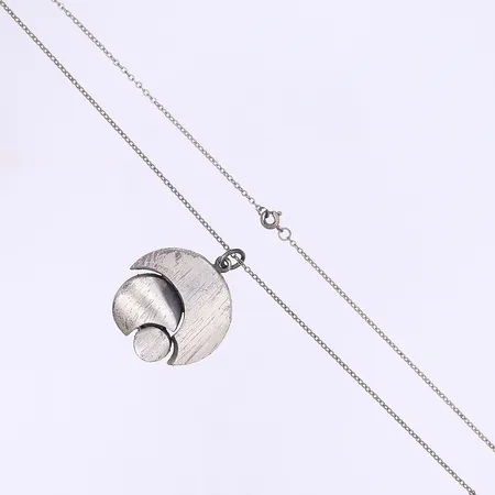 Halskedja med hänge, 60cm, bredd 1mm, hänget Ø32mm, Karl Laine/Finnfeelings, Åbo Finland, slitage, silver 925/1000 Vikt: 12,8 g