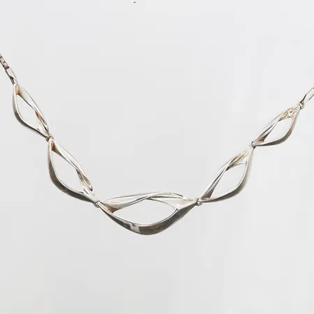 Collier med integrerat hänge GHA längd 47cm, bredd 2-15mm, 925/1000 Silver. Vikt: 16,3 g