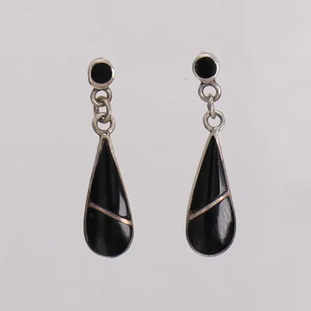Örhängen med svarta detaljer, längd 24,5mm bredd 2-6,1mm. 925/1000 silver Vikt: 1,6 g