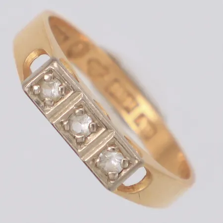 Ring med vita stenar stl:18, bredd 3,9mm, Stockholm 1951, 18K Vikt: 2,9 g