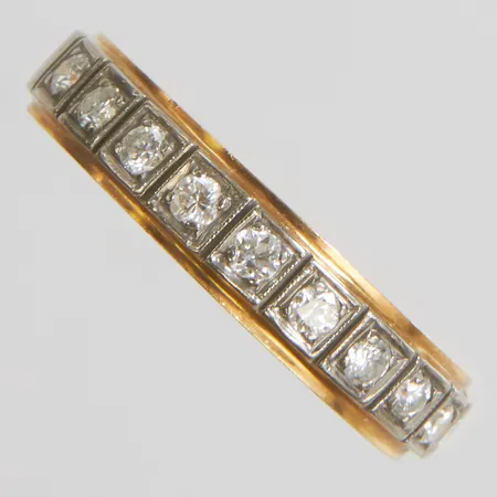 Ring med diamanter 10x ca 0,05ct stl:19, bredd 4,2mm, tvåfärgad, troligtvis storleksändrad, svenska stämplar, 18K Vikt: 3,9g Vikt: 3,9 g